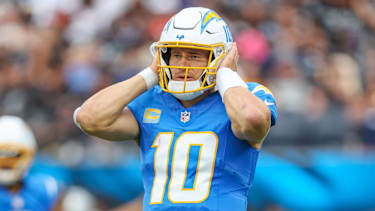 Los Angeles Chargers Quarterback Justin Herbert (10) beim Spiel gegen die Arizona Cardinals.