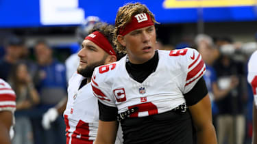 New York Giants Running Back Cam Skattebo(L) und Quarterback Jaxson Dart vor dem NFL-Spiel gegen die Los Angeles Rams.