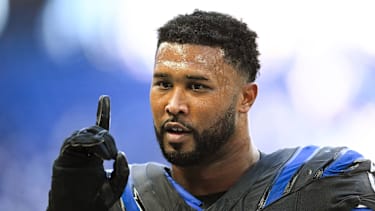 Deforest Buckner jubelt