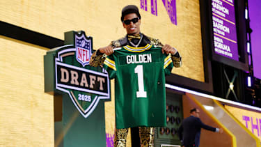 University of Texas Wide Receiver Matthew Golden hält sein Jersey beim NFL Draft 2025, nachdem er von den Green Bay Packers in der ersten Runde ausgewählt wurde.