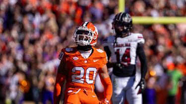 lemson Tigers Cornerback Avieon Terrell (#20) jubelt nach einem Tackle gegen die South Carolina Gamecocks im zweiten Viertel im Memorial Stadium in Clemson, South Carolina