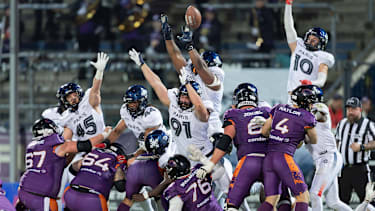 Die Defense der Paris Musketeers versucht ein Field Goal der Frankfurt Galaxy im Spiel der European Football Alliance (EFA) in der PSD Bank Arena in Frankfurt zu blocken (American Football, Deutschland)