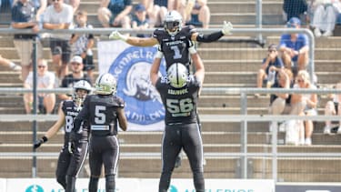 Wide Receiver Aaron Jackson von den Raiders Tirol jubelt nach einer erfolgreichen Aktion während des EFA-Spiels gegen Frankfurt Galaxy in der PSD Bank Arena in Frankfurt am Main (American Football, Deutschland)