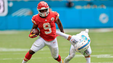 Kenneth Walker lässt einen Defender der Dolphins aussteigen