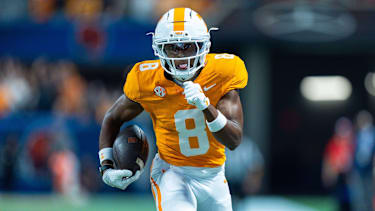 Tennessee Volunteers Defensive Back Colton Hood (#8) trägt einen Fumble zum Touchdown zurück im Spiel gegen die Syracuse Orange im Mercedes-Benz Stadium in Atlanta, Georgia