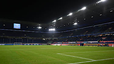 Schauinsland-Reisen-Arena von innen mit Flutlicht.