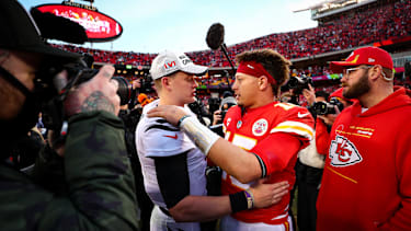Quarterback Joe Burrow von den Cincinnati Bengals umarmt Quarterback Patrick Mahomes von den Kansas City Chiefs nach dem AFC Championship Game im Arrowhead Stadium in Kansas City (NFL Playoffs, USA)