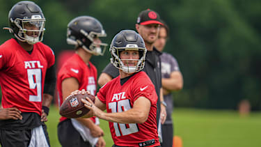 Kirk Cousins, Michael Penix (li.)
