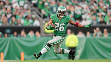 Running Back Saquon Barkley von den Philadelphia Eagles erzielt ein First Down gegen die Dallas Cowboys im Lincoln Financial Field in Philadelphia (NFL, American Football, USA)