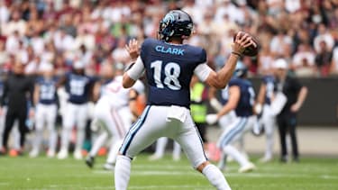 Quarterback Jadrian Clark von Nordic Storm passt den Ball im ELF-Spiel gegen Rhein Fire in der Schauinsland-Reisen-Arena in Duisburg (European League of Football 2025)