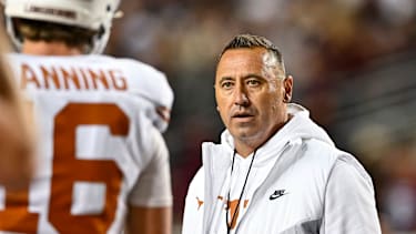 Texas-Headcoach Steve Sarkisian und Quarterback Arch Manning vor der College-Football-Saison 2026. Manning soll die Longhorns als Starting Quarterback und neuer Teamleader anführen