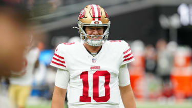 San Francisco 49ers Quarterback Mac Jones (10) wärmt sich vor dem NFL-Spiel gegen die San Francisco 49ers auf.