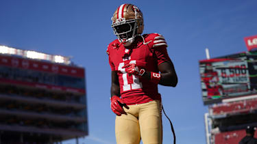 Wide Receiver Brandon Aiyuk läuft auf das Feld vor einem Spiel des San Francisco 49ers gegen die Kansas City Chiefs.
