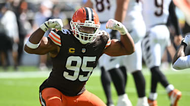 Myles Garrett feiert, Defensive End der Cleveland Browns, stellte 2025 mit 23 Sacks einen neuen NFL-Rekord auf