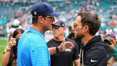 Head Coach Jim Harbaugh von den Los Angeles Chargers begrüßt den damaligen Head Coach Mike McDaniel von den Miami Dolphins vor dem NFL-Spiel im Hard Rock Stadium in Miami Gardens (American Football, USA)