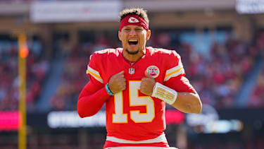 Kansas City Chiefs Quarterback Patrick Mahomes (15) feiert beim Spiel gegen die Las Vegas Raiders im Arrowhead Stadium.