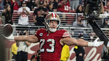 Running Back Christian McCaffrey von den San Francisco 49ers feiert einen Touchdown-Lauf gegen die Atlanta Falcons im Levi’s Stadium in Santa Clara (NFL, American Football, USA)