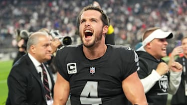 NFL-Quarterback Derek Carr jubelt im Raiders-Trikot.