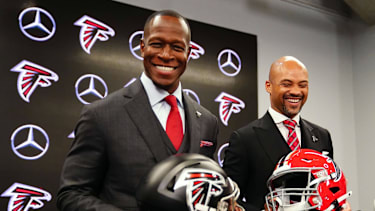 Head Coach Raheem Morris und General Manager Terry Fontenot von den Atlanta Falcons posieren nach der Vorstellung von Morris bei der Pressekonferenz im Mercedes-Benz Stadium in Atlanta im Jahr 2024