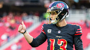 Daumen hoch von Quarterback Brock Purdy, der bei den San Francisco 49ers spielt.