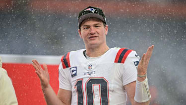 Quarterback Drake Maye von den New England Patriots blickt nach dem Sieg gegen die Denver Broncos im AFC Championship Game im Empower Field at Mile High in Denver, Colorado, auf das Spielfeld (NFL Playoffs, USA)