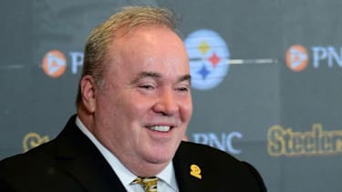 Mike McCarthy wird bei der Pressekonferenz Anfang 2026 als neuer Head Coach der Pittsburgh Steelers vorgestellt.