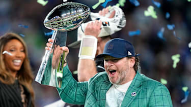 Seattle Seahawks General Manager John Schneider feiert mit der Vince Lombardi Trophy auf dem Podium nach dem Sieg im Super Bowl LX gegen die New England Patriots im Levi’s Stadium in Santa Clara, Kalifornien