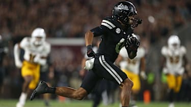 Wide Receiver Brenen Thompson von den Mississippi State Bulldogs läuft nach einem gefangenen Pass zum Touchdown im Spiel gegen die Arizona State Sun Devils im Davis Wade Stadium
