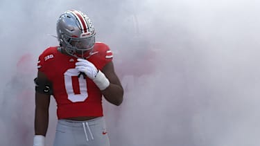 Ohio State Buckeyes Linebacker Sonny Styles (#0) läuft durch Nebel auf das Spielfeld vor dem NCAA Football Spiel gegen die Rutgers Scarlet Knights in Columbus, Ohio