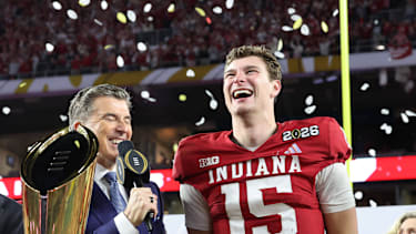 Quarterback Fernando Mendoza von den Indiana Hoosiers football gibt nach dem Sieg gegen die Miami Hurricanes football im College-Football-Championship-Spiel im Hard Rock Stadium in Miami ein Interview (NCAA, USA)