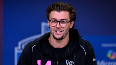 Tight End Marlin Klein von den Michigan Wolverines spricht beim NFL Scouting Combine 2026 im Indiana Convention Center in Indianapolis mit den Medien (American Football)