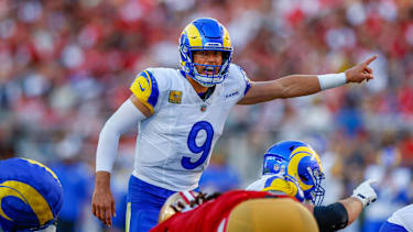 Quarterback Matthew Stafford von den Los Angeles Rams gibt während des NFL-Spiels gegen die San Francisco 49ers im Levi’s Stadium in Santa Clara ein Audible an (American Football, USA)