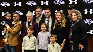 NFL-Coach Jesse Minter posiert gemeinsam mit Familienangehörigen nach einer Pressekonferenz im Under Armour Performance Center in Owings Mills, Maryland (American Football, USA)