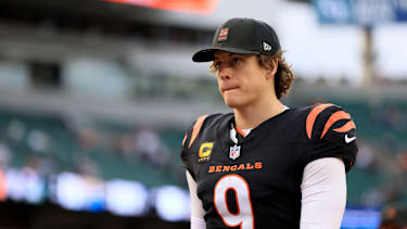Quarterback Joe Burrow von den Cincinnati Bengals verlässt nach dem Spiel gegen die Arizona Cardinals das Feld im Paycor Stadium in Cincinnati (NFL, American Football, USA)