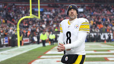 Quarterback Aaron Rodgers von den Pittsburgh Steelers blickt nach dem Spiel gegen die Cleveland Browns im Huntington Bank Field in Cleveland aufs Feld (NFL, American Football, USA)
