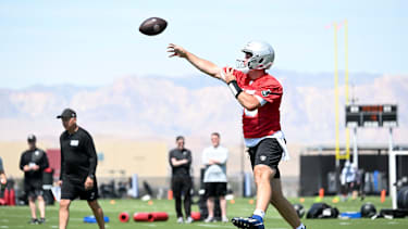 Quarterback Fernando Mendoza von den Las Vegas Raiders absolviert eine Übung während des Rookie Minicamps im Intermountain Health Performance Center in Henderson (NFL, USA)