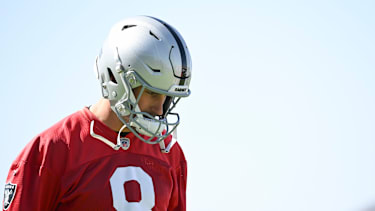 Quarterback Kirk Cousins von den Las Vegas Raiders wärmt sich während der Organized Team Activities im Intermountain Health Performance Center in Henderson auf (NFL, USA)