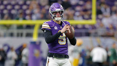 Minnesota Vikings Quarterback J.J. McCarthy (9) beim Aufwärmen vor dem NFL-Spiel.
