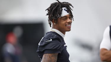 Texans-Receiver Tank Dell ist nach seiner schweren Knieverletzung erstmals seit Dezember 2024 wieder in einem Training mit Pads auf den Platz zurückgekehrt
