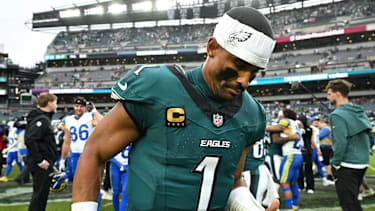 Quarterback Jalen Hurts von den Philadelphia Eagles verlässt nach dem NFL-Spiel laufend das Spielfeld (NFL, American Football, USA)