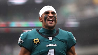 Quarterback Jalen Hurts von den Philadelphia Eagles vor dem NFL-Spiel gegen die Los Angeles Rams im Lincoln Financial Field in Philadelphia, Pennsylvania (NFL, American Football, USA)