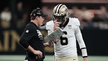 Saints-Quarterback Tyler Shough und Head Coach Kellen Moore bei der 24:45-Niederlage gegen die Atlanta Falcons