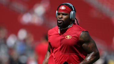 Dre Greenlaw von den San Francisco 49ers wurde gegen die Seattle Seahawks nach einem Kopfstoß gegen Ernest Jones IV ausgeschlossen
