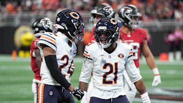 Malik Muhammad II und Cam Lewis feiern den 31:23-Sieg der Chicago Bears gegen die Atlanta Falcons