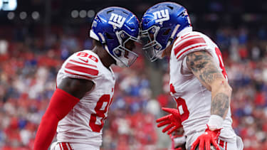 New York Giants Wide Receiver Malachi Fields (88) feiert einen Touchdown mit Thomas Fidone gegen die Houston Texans