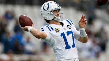 Indianapolis Colts Quarterback Daniel Jones (17) wärmt sich vor dem Spiel gegen Jacksonville Jaguars auf. 7. Dezember 2025, EverBank Stadium in Jacksonville, Florida, USA