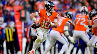 Denver Broncos Quarterback Bo Nix sucht einen freien Receiver im Spiel gegen die Buffalo Bills.