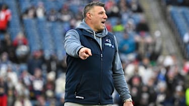 Jan 4, 2026; Foxboro, Massachusetts, USA; New England Patriots head coach Mike Vrabel warms up the team before a game against the Miami Dolphins at Gillette Stadium, in Foxborough, Massachusetts. CSM Foxborough USA - ZUMAc04_ 20260104_faf_c04_062 Copyright: xEricxCanhax