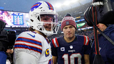 Buffalo Bills Quarterback Josh Allen und New England Patriots Quarterback Drake Maye (R) nach dem NFL-Spiel.