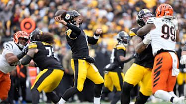 Pittsburgh Steelers Quarterback Aaron Rodgers 8 beim Spiel gegen die Cincinnati Bengals.